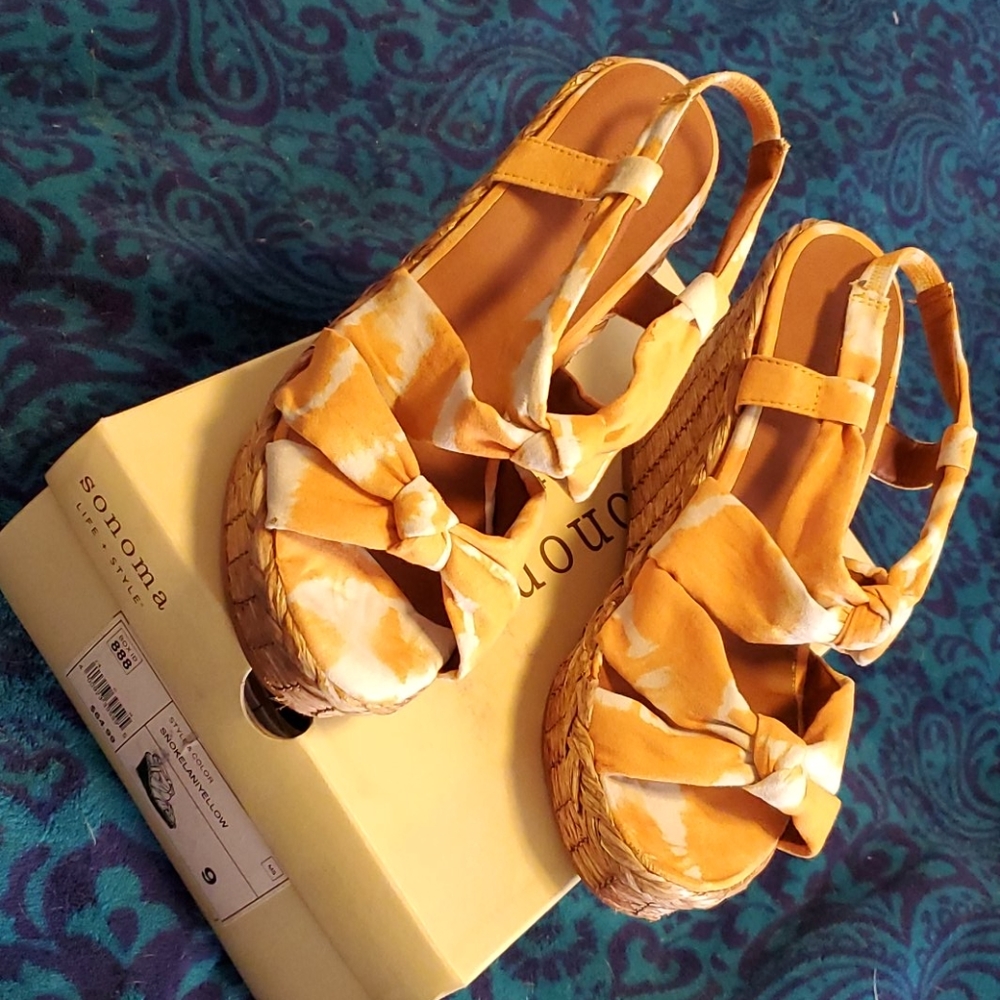NIB Tie Dye Wedge